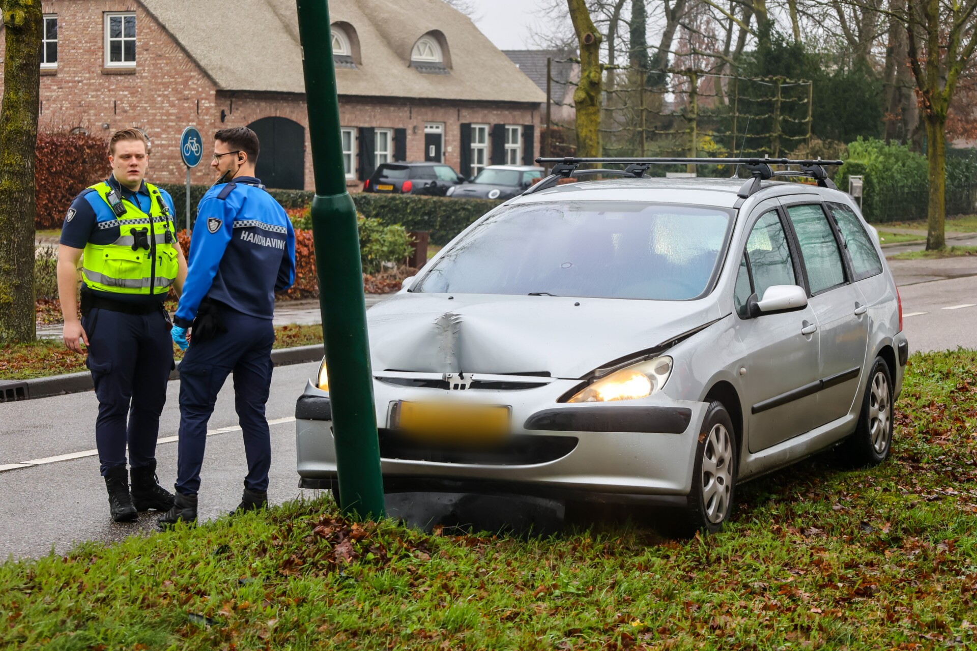 Automobilist gewond na botsing tegen lantaarnpaal