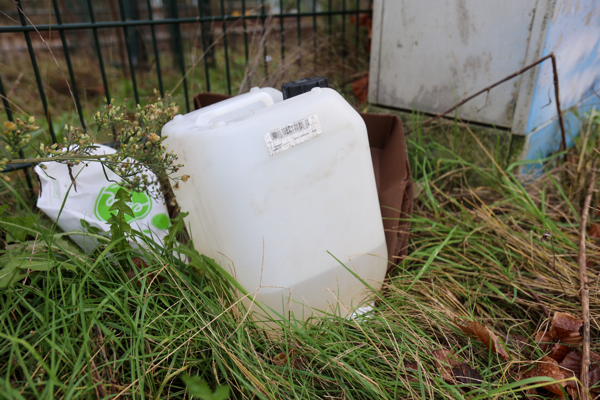 Brandweer onderzoek inhoud van gedumpte jerrycan
