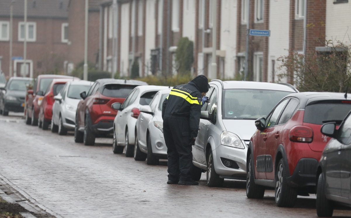 Mogelijk explosief in auto, straat afgezet