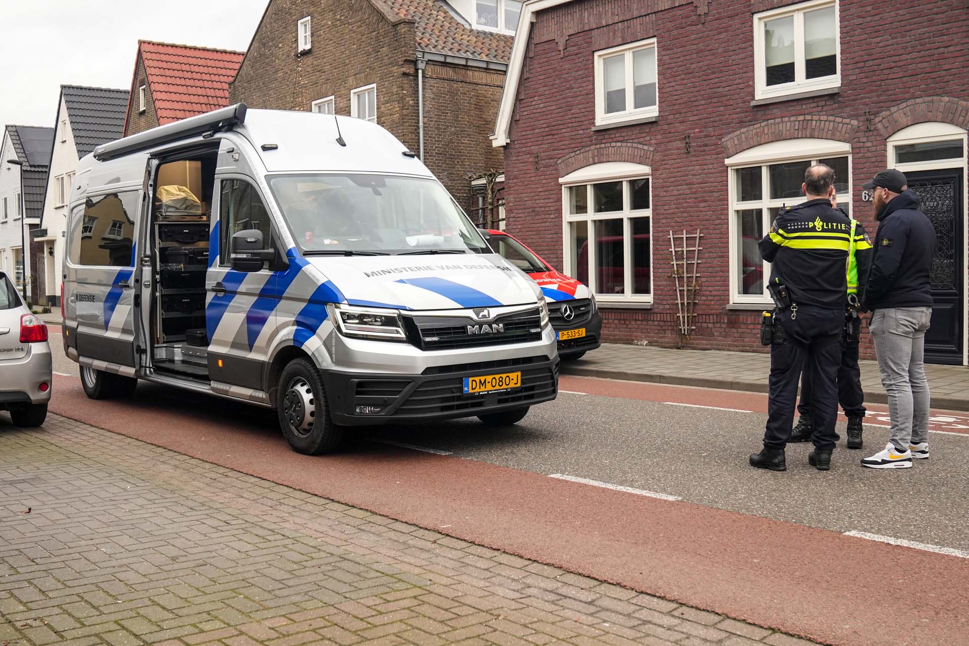 Vuurwerk, hennepkwekerij en onbekende stof in huis gevonden, straat afgezet