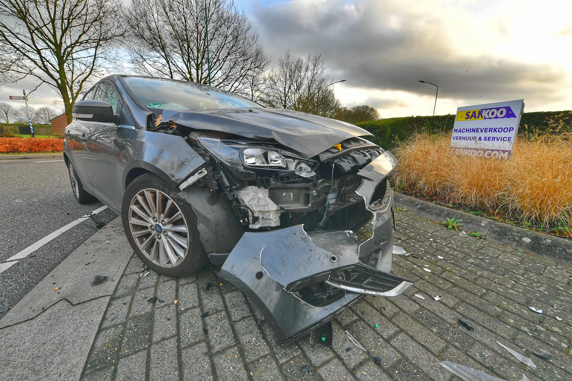 Veel schade door ongeval op rotonde