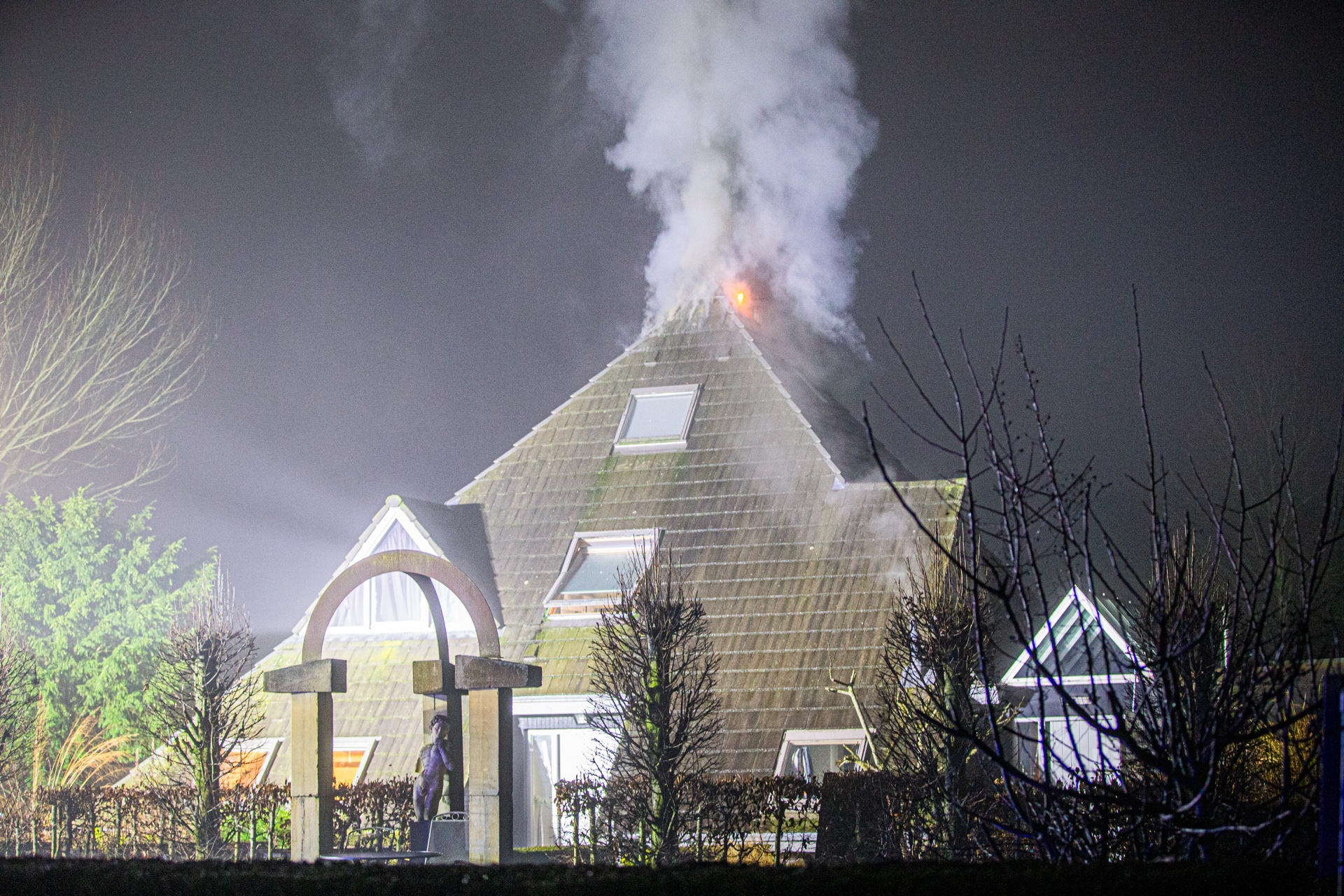Schoorsteenbrand slaat over naar dak van woning