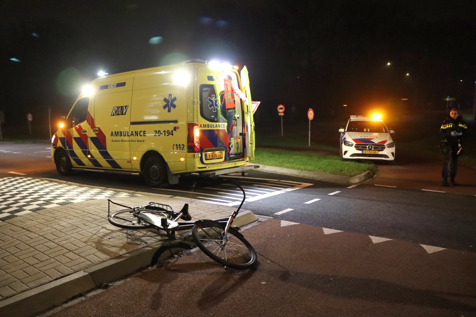 Fietser geschept door auto tijdens oversteken