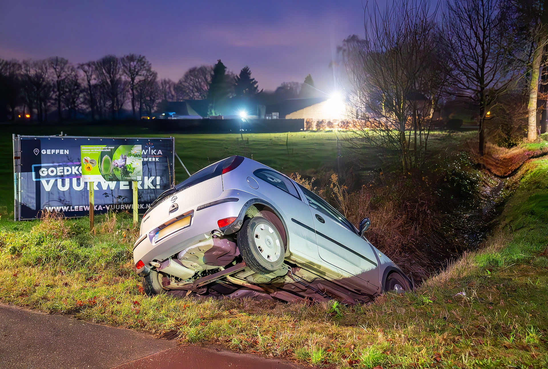 Auto in sloot achtergelaten