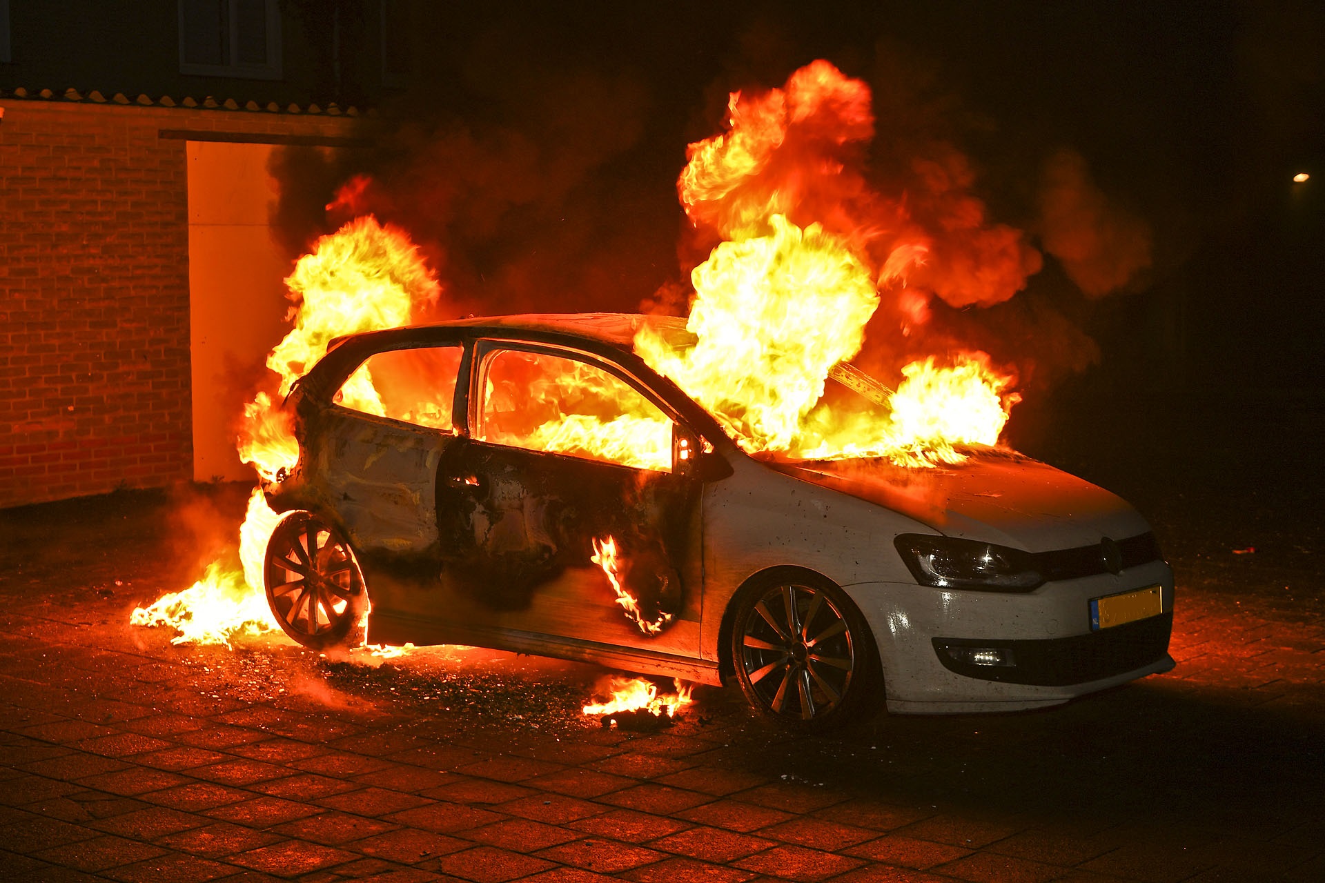 Auto in lichterlaaie na ontploffing van vuurwerk