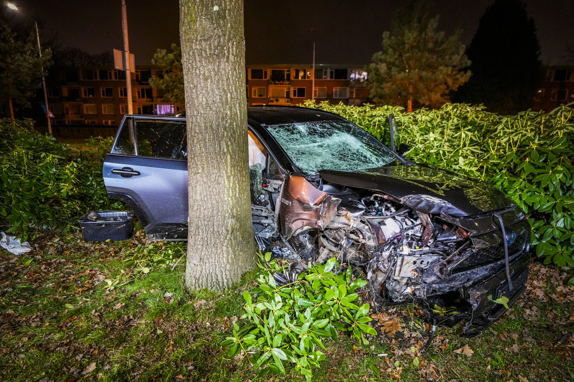 Ravage nadat automobilist drie bomen raakt: twee gewonden