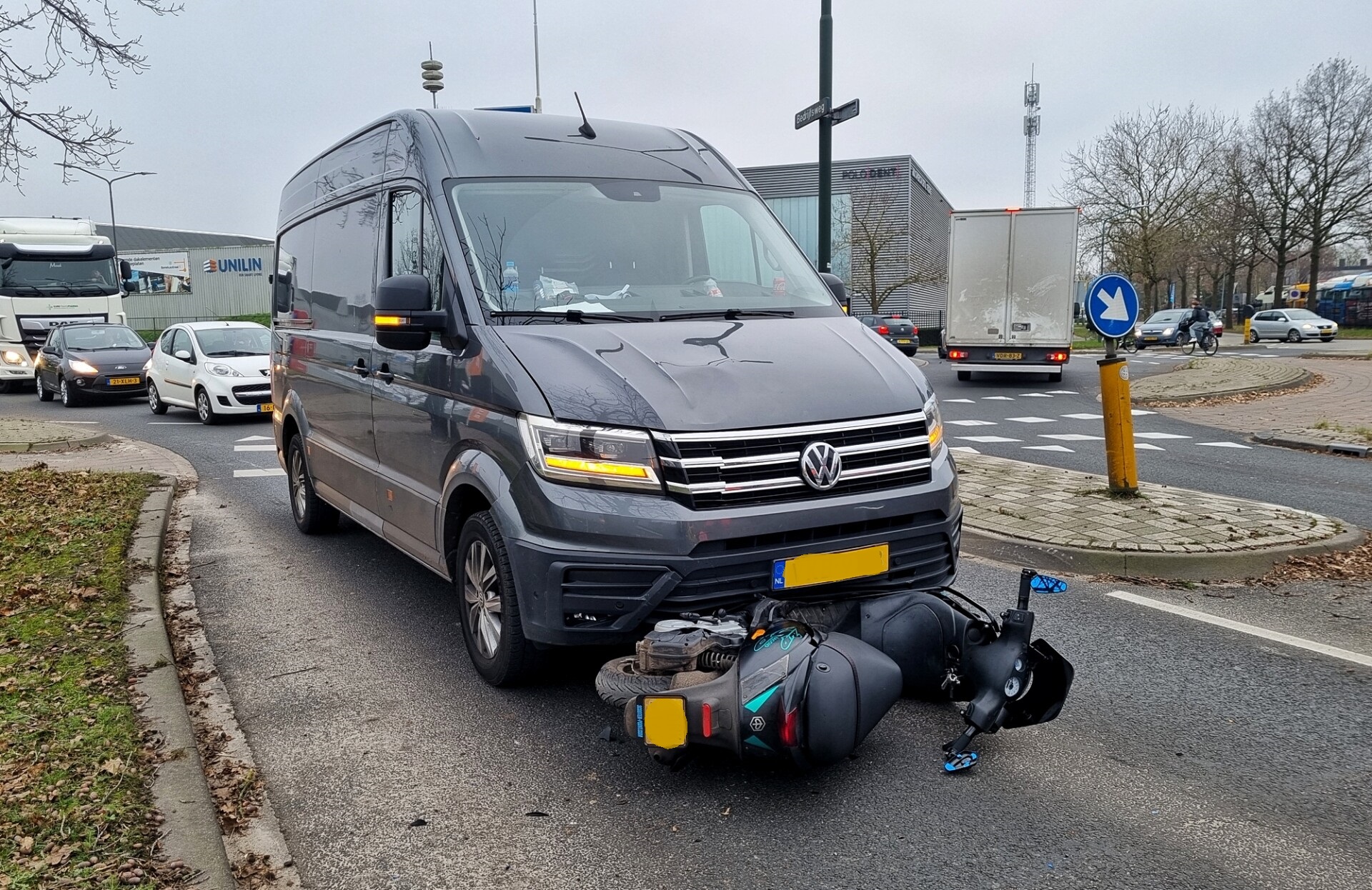 Scooter belandt onder bestelbus door aanrijding