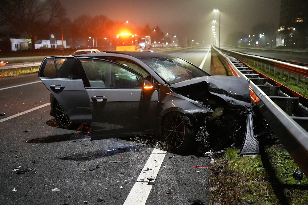 Auto rijdt dwars door vangrail en veroorzaakt ravage tijdens achtervolging