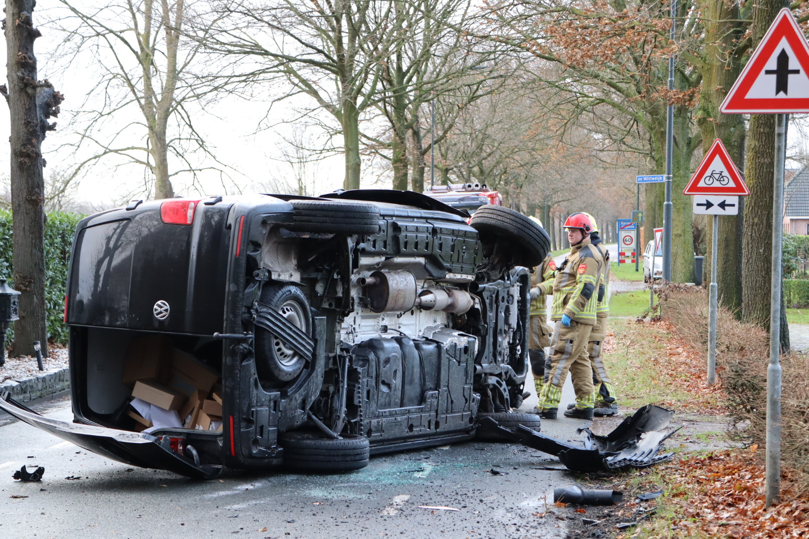 Meisje tijdens rijles botst tegen bestelbus waardoor deze kantelt