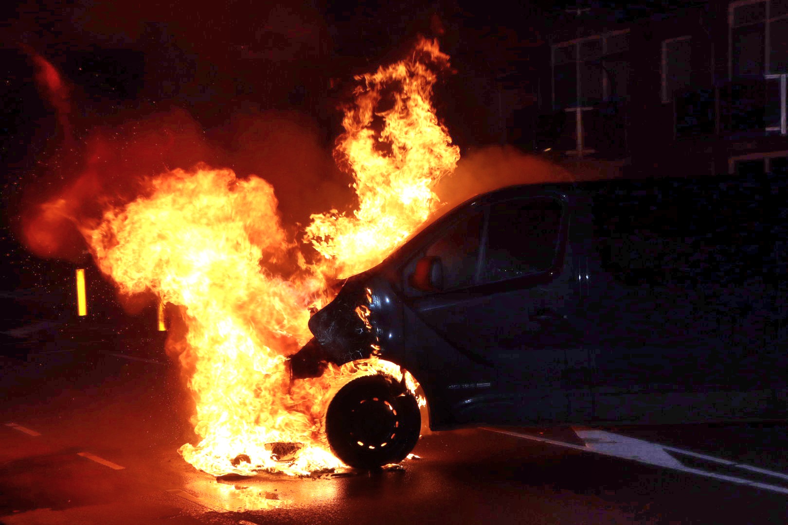 Bestelbus vliegt in brand bij oprit woning