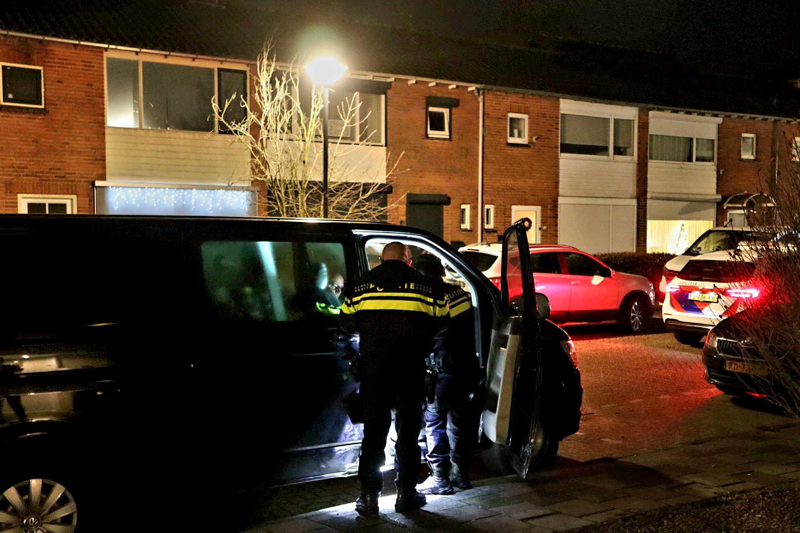 Bestuurder botst tegen betonblok en gaat ervandoor