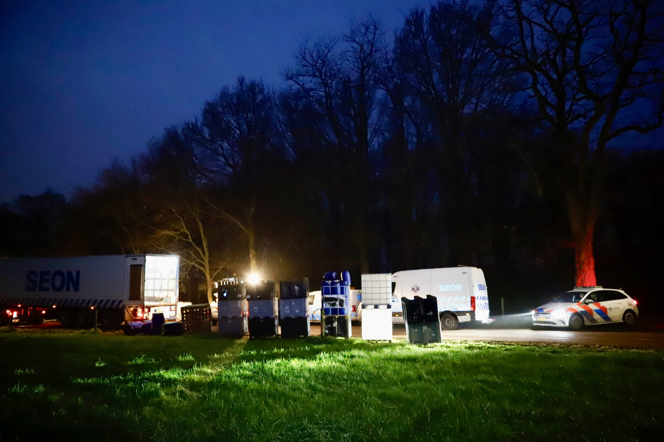 Weg afgesloten tijdens ontruiming drugspand