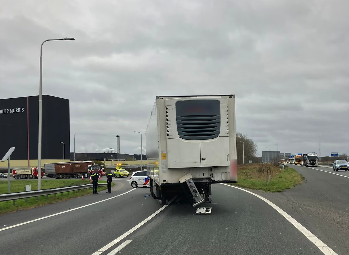 Vrachtwagen verliest trailer op oprit van snelweg, deel snelweg dicht