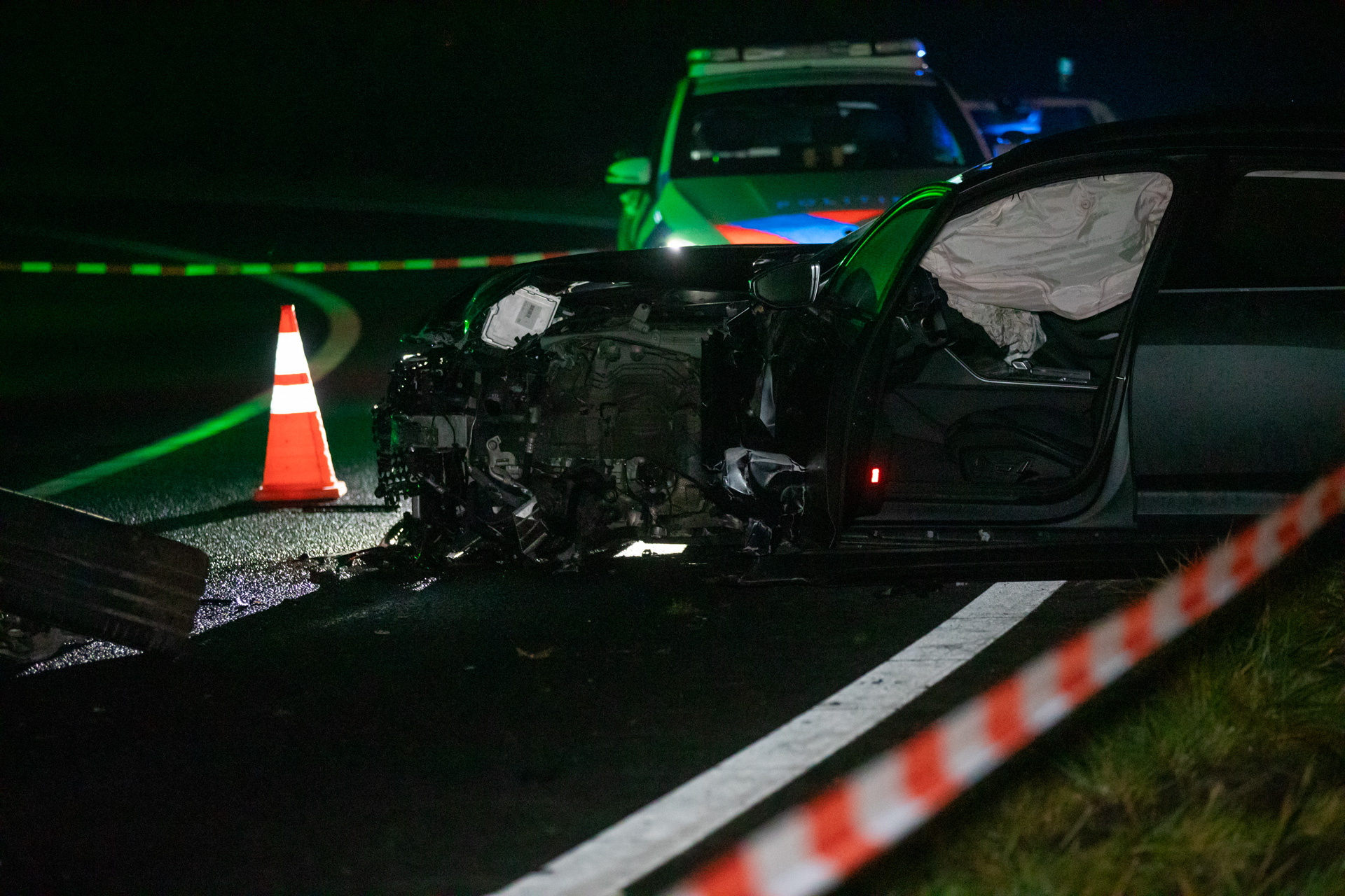 Achtervolging op snelweg eindigt in een crash, vrouw raakt gewond