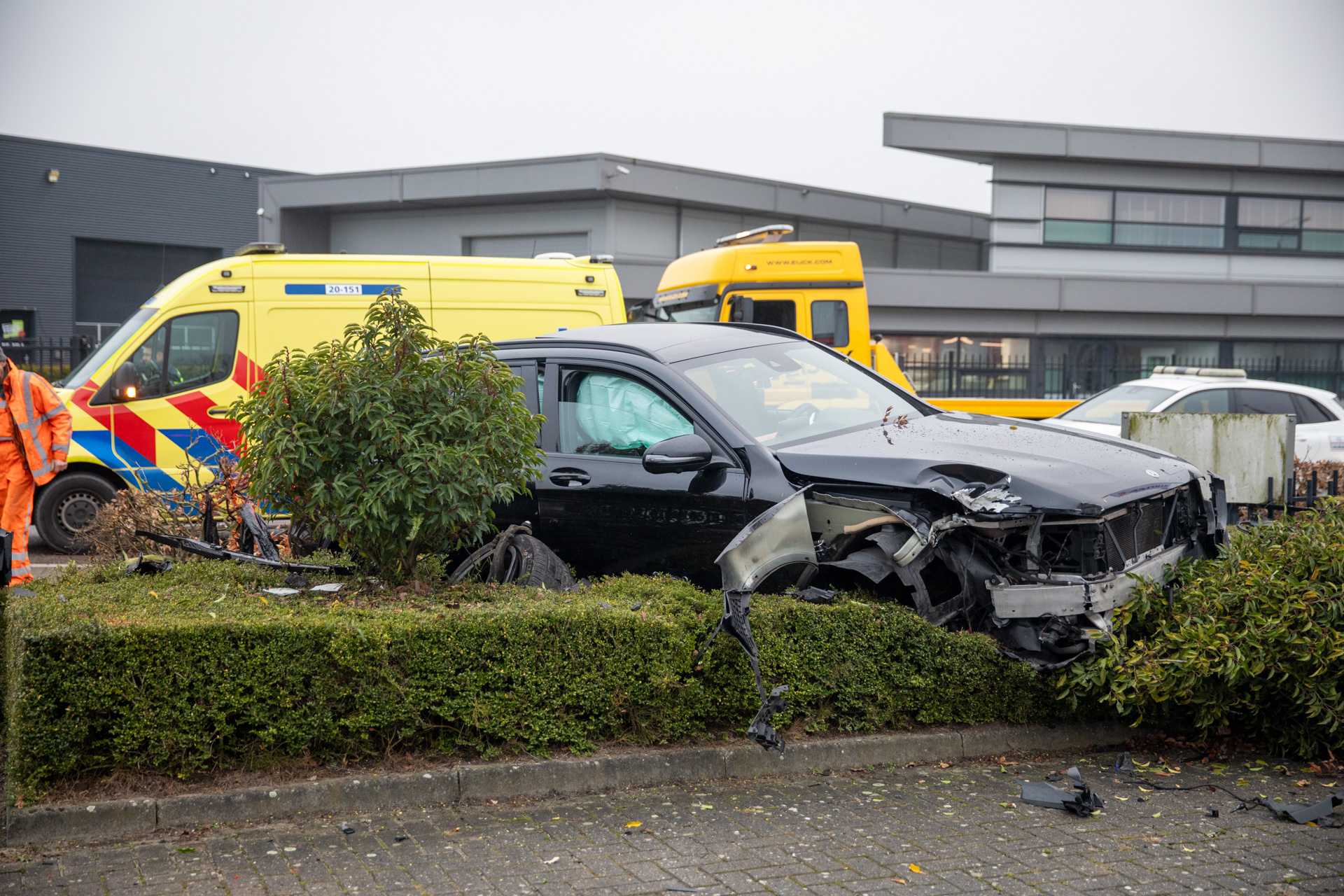 Automobilist onder invloed ramt hekwerk op industrieterrein