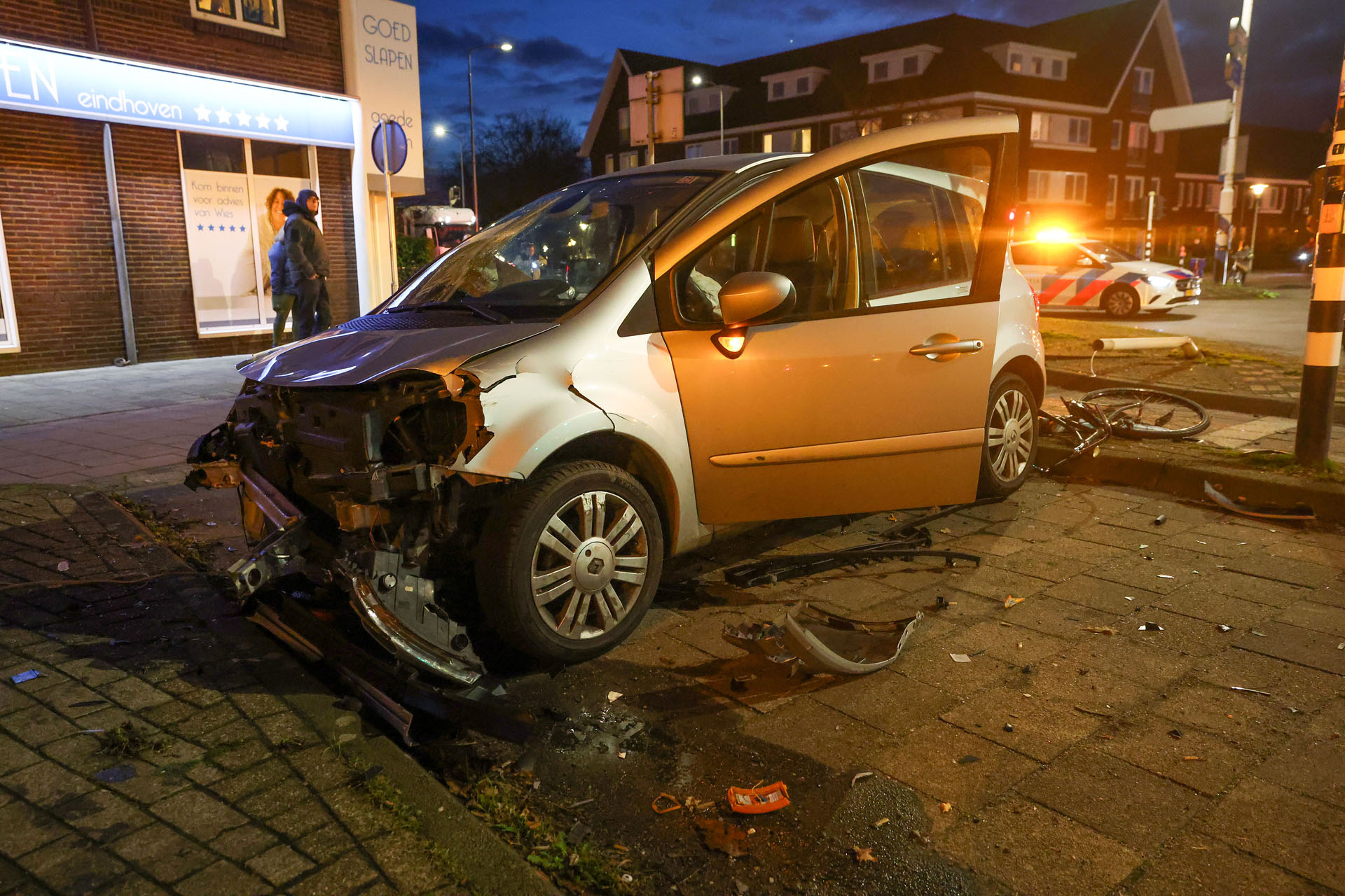 Fietsster zwaargewond na botsing met auto