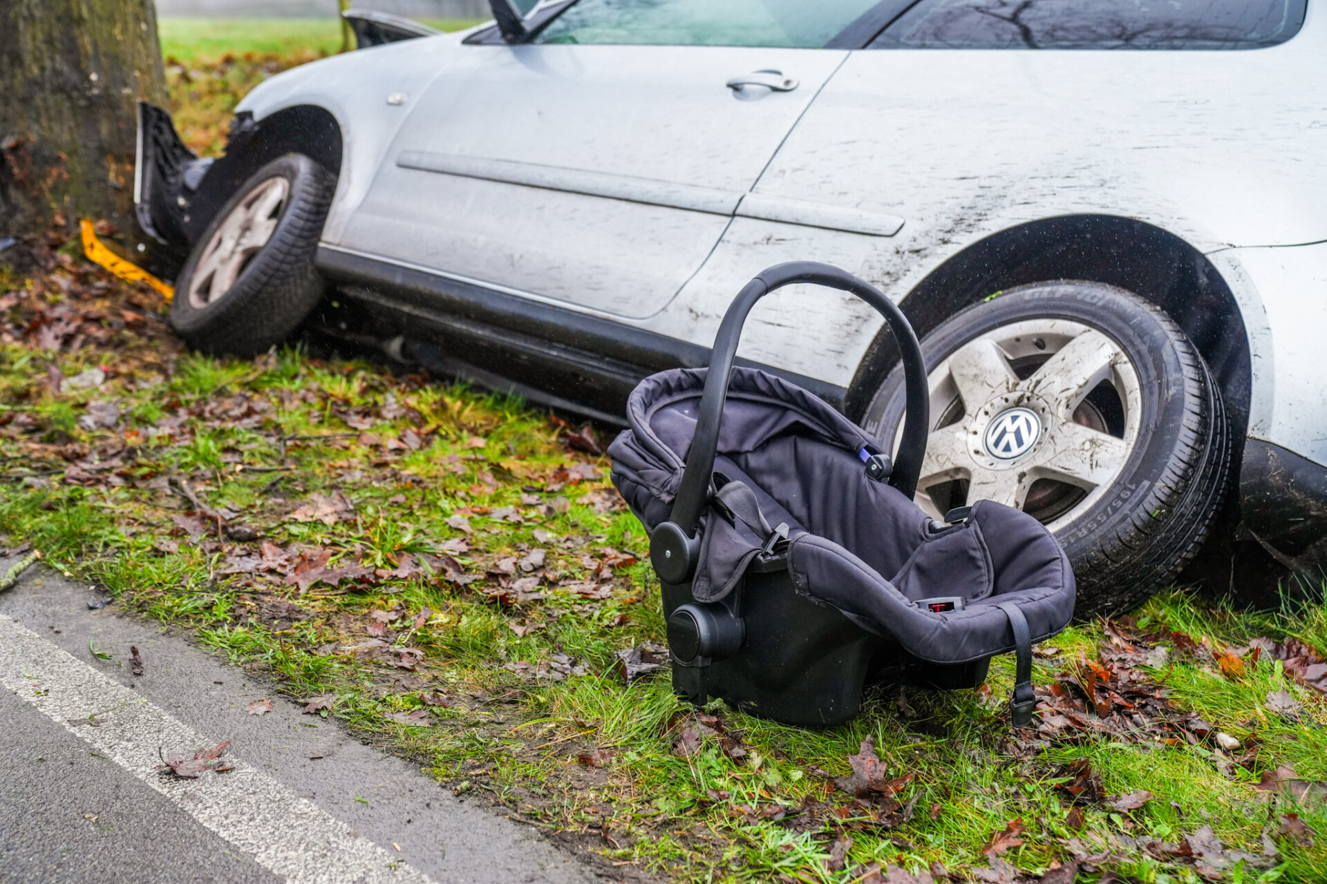 Vrouw met klein kind botst tegen boom