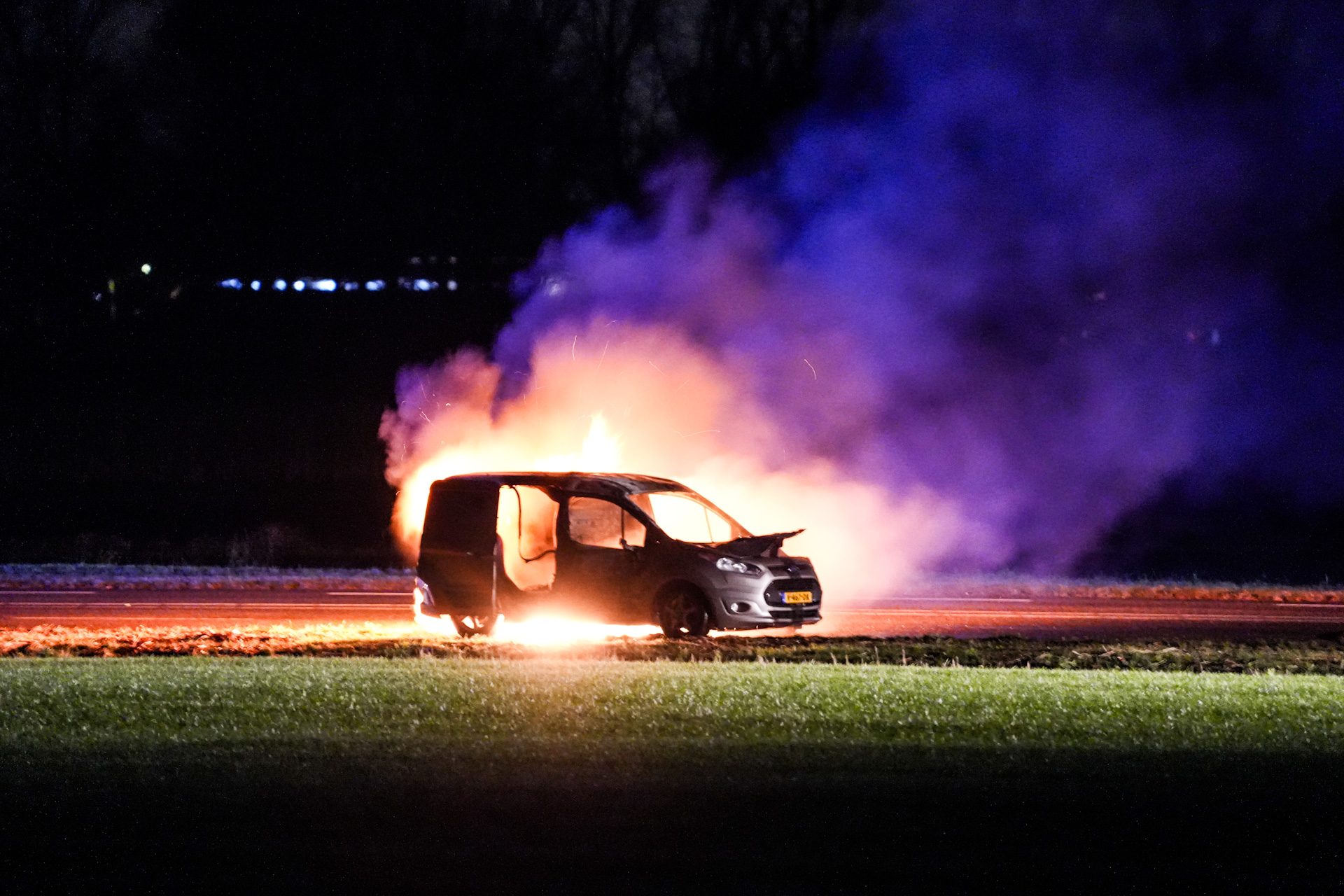 Hevige brand verwoest bestelbus, weg volledig afgesloten