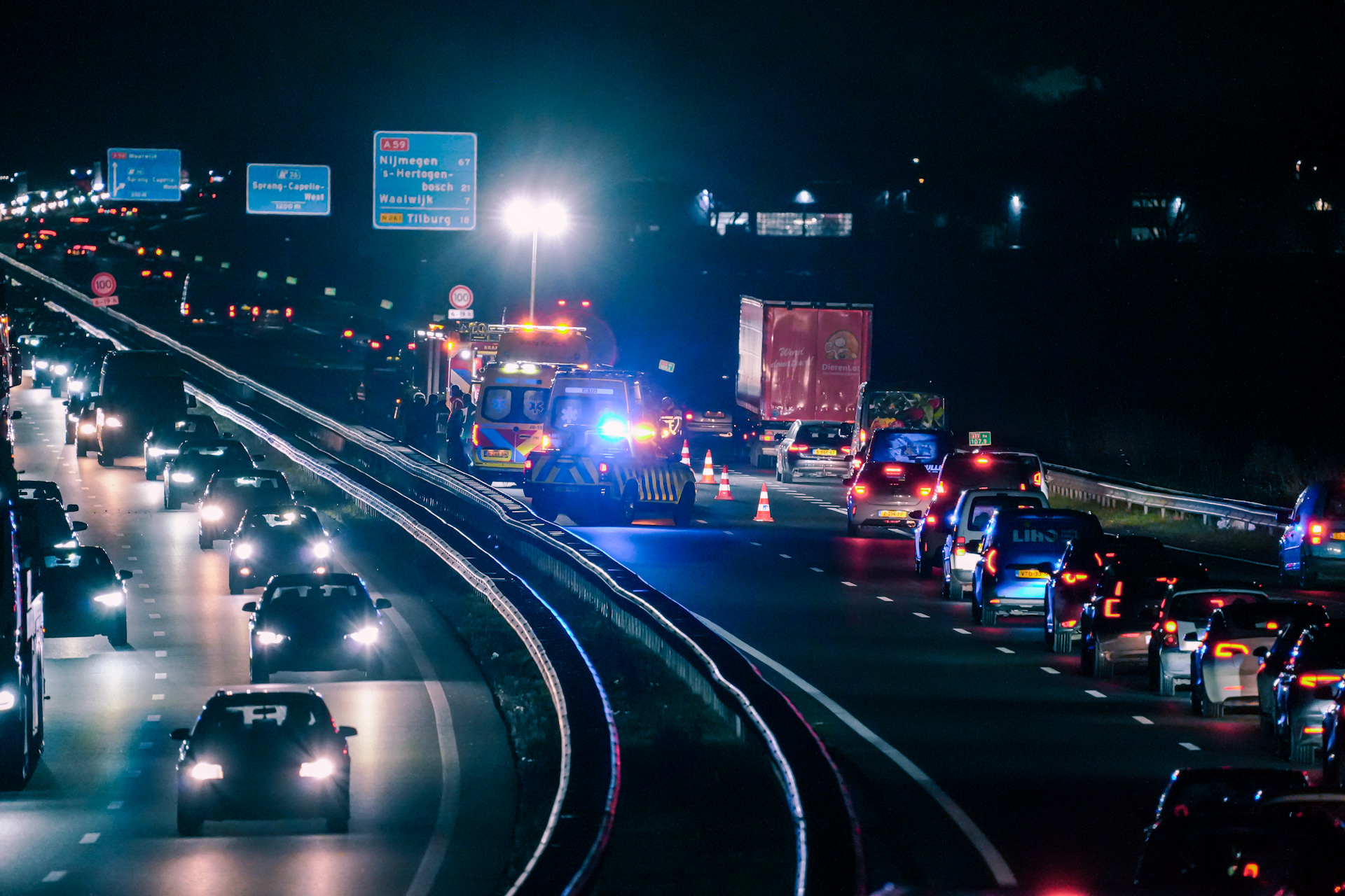 Gewonde en brand bij botsing op A59 bij Waspik