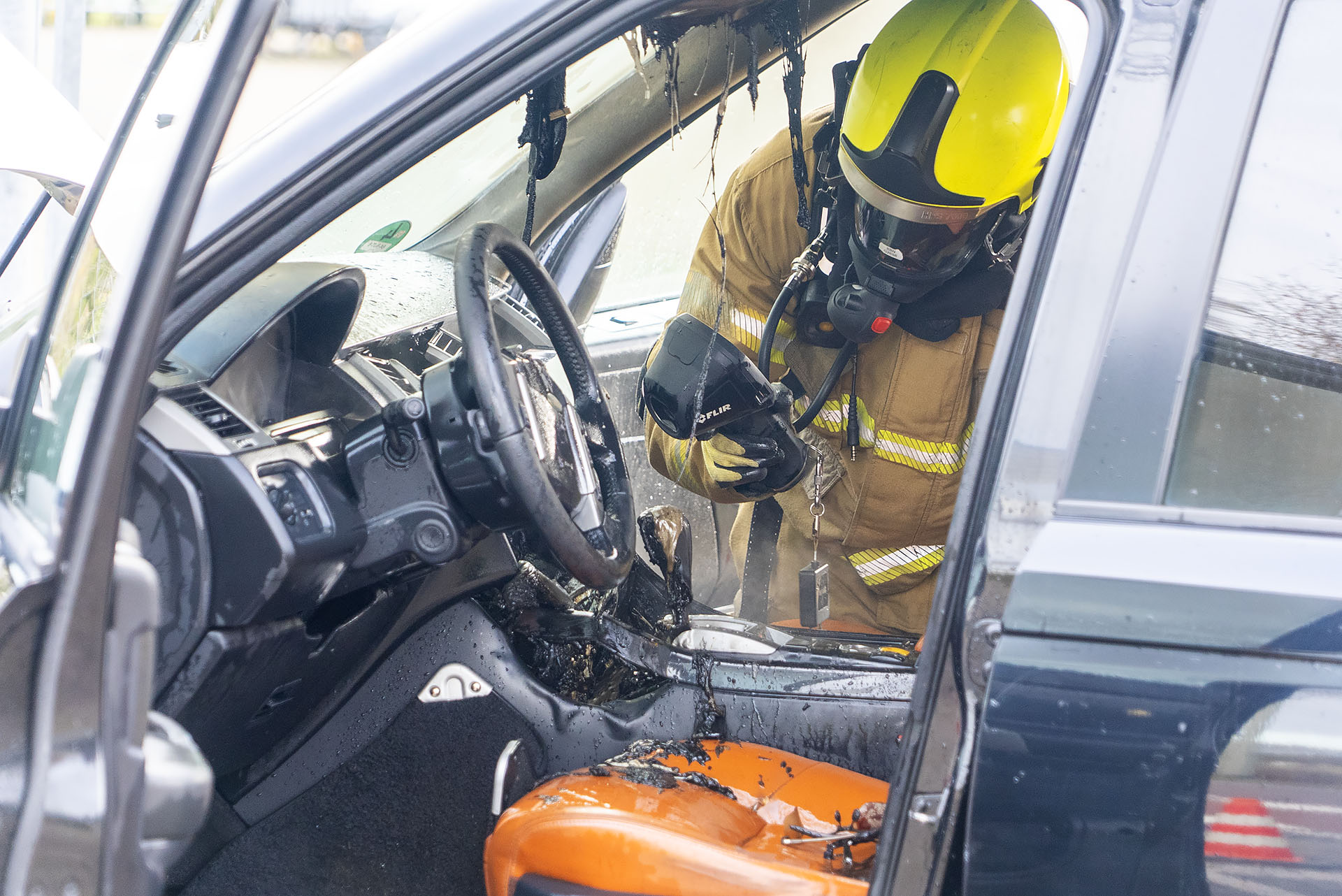 Net gewassen auto vliegt in brand