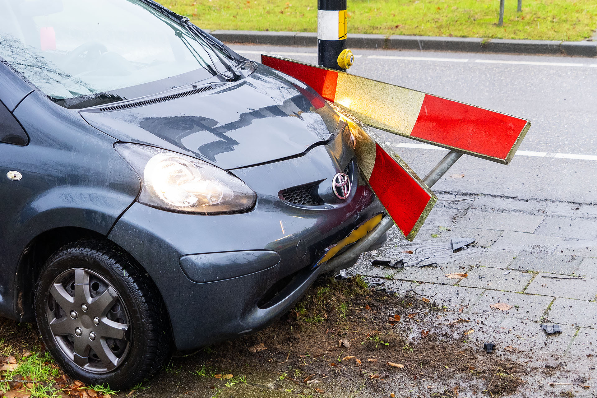 Auto komt tot stilstand tegen verkeersbord
