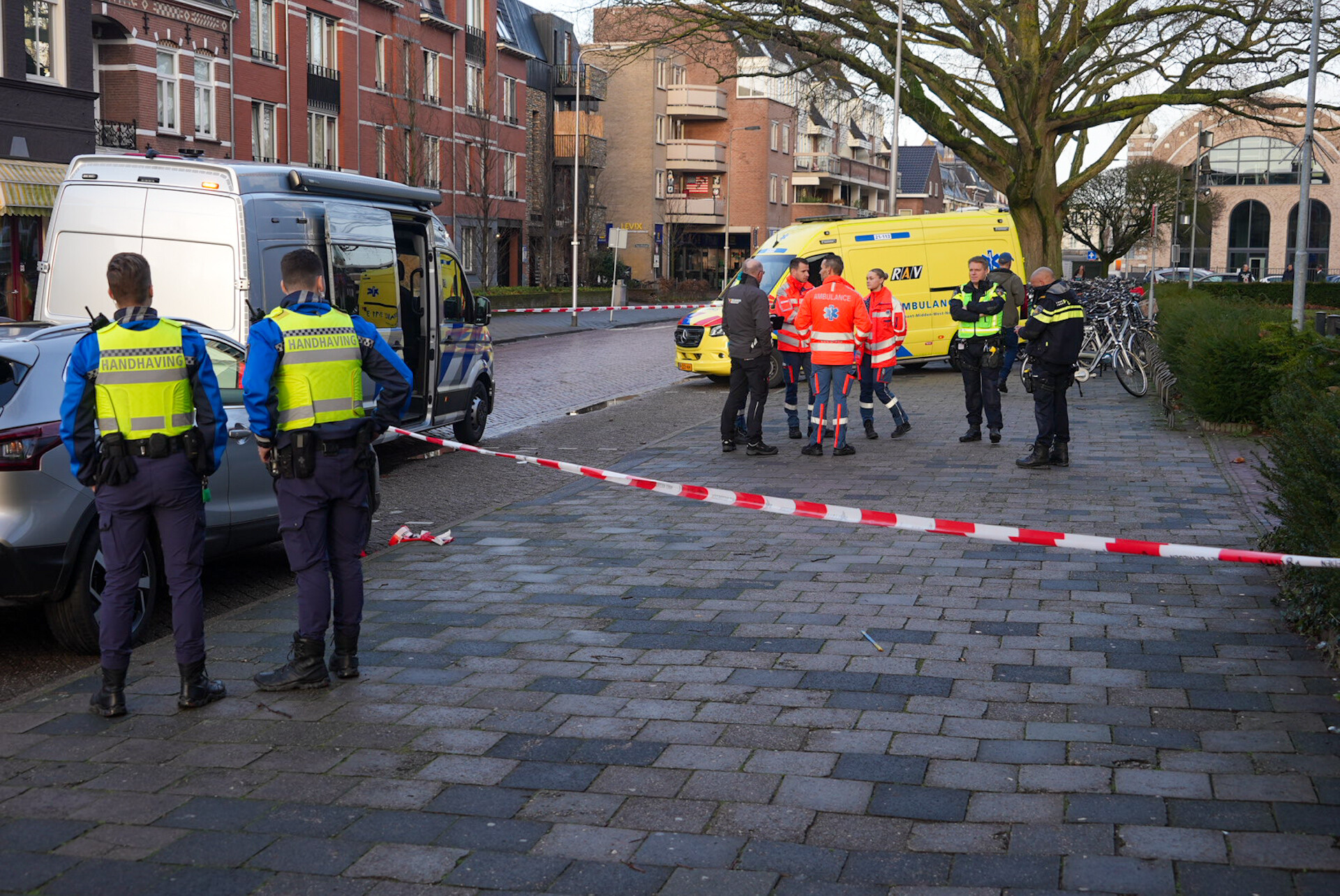 Explosief op schoolplein gevonden, deel van school ontruimd