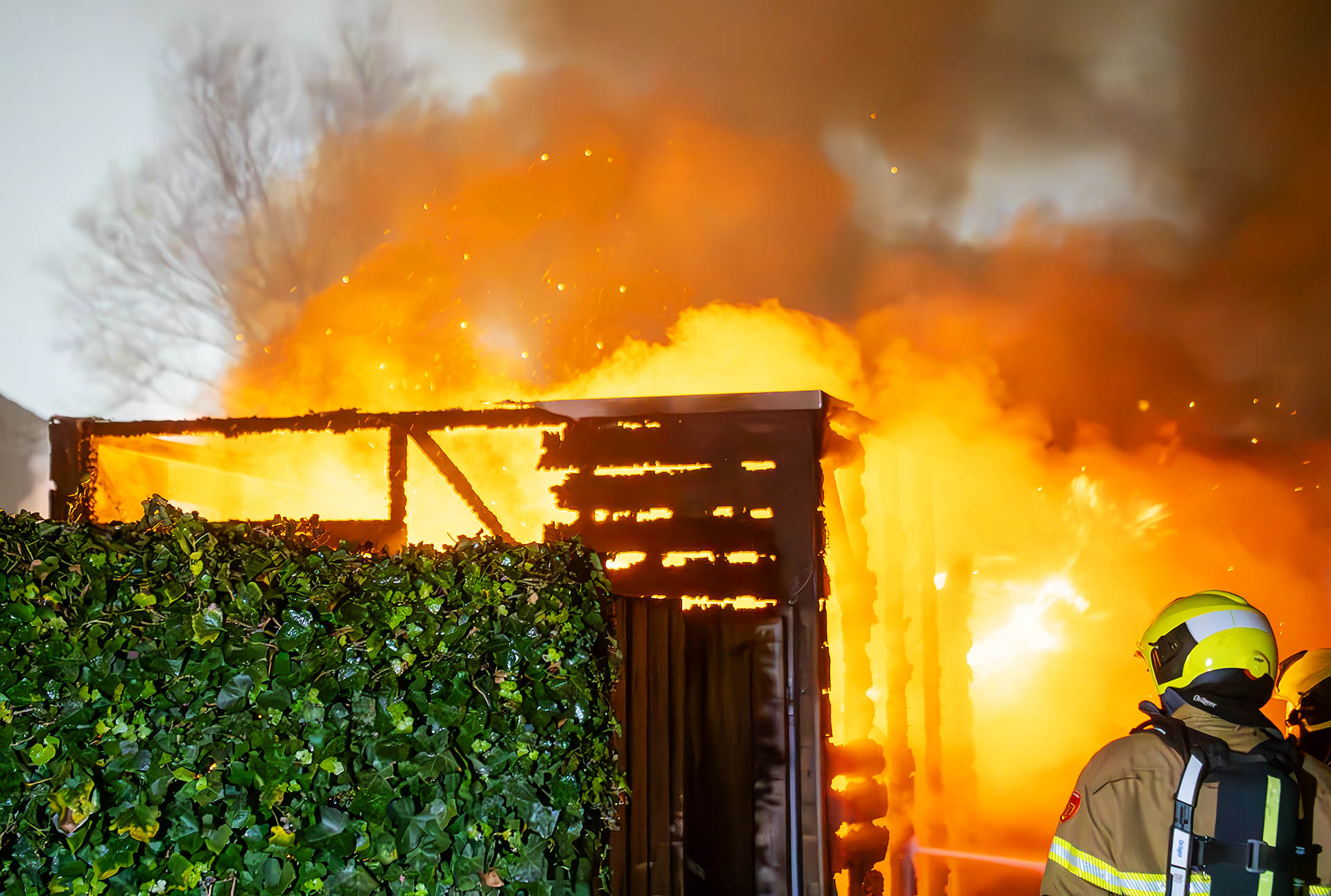 Uitslaande brand in een schuurtje in woonwijk