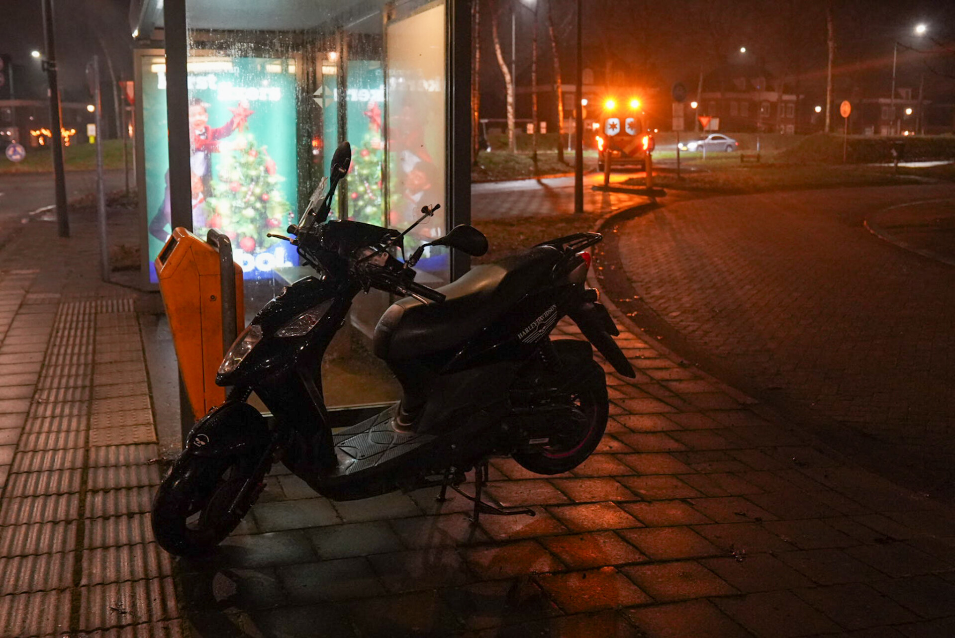 Scooterrijder gaat onderuit op fietspad, raakt gewond aan been