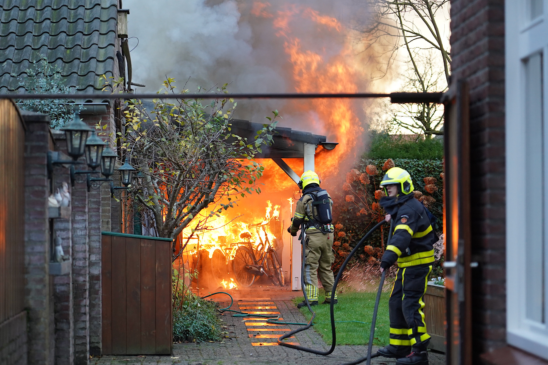 Uitslaande brand verwoest schuur achter woning