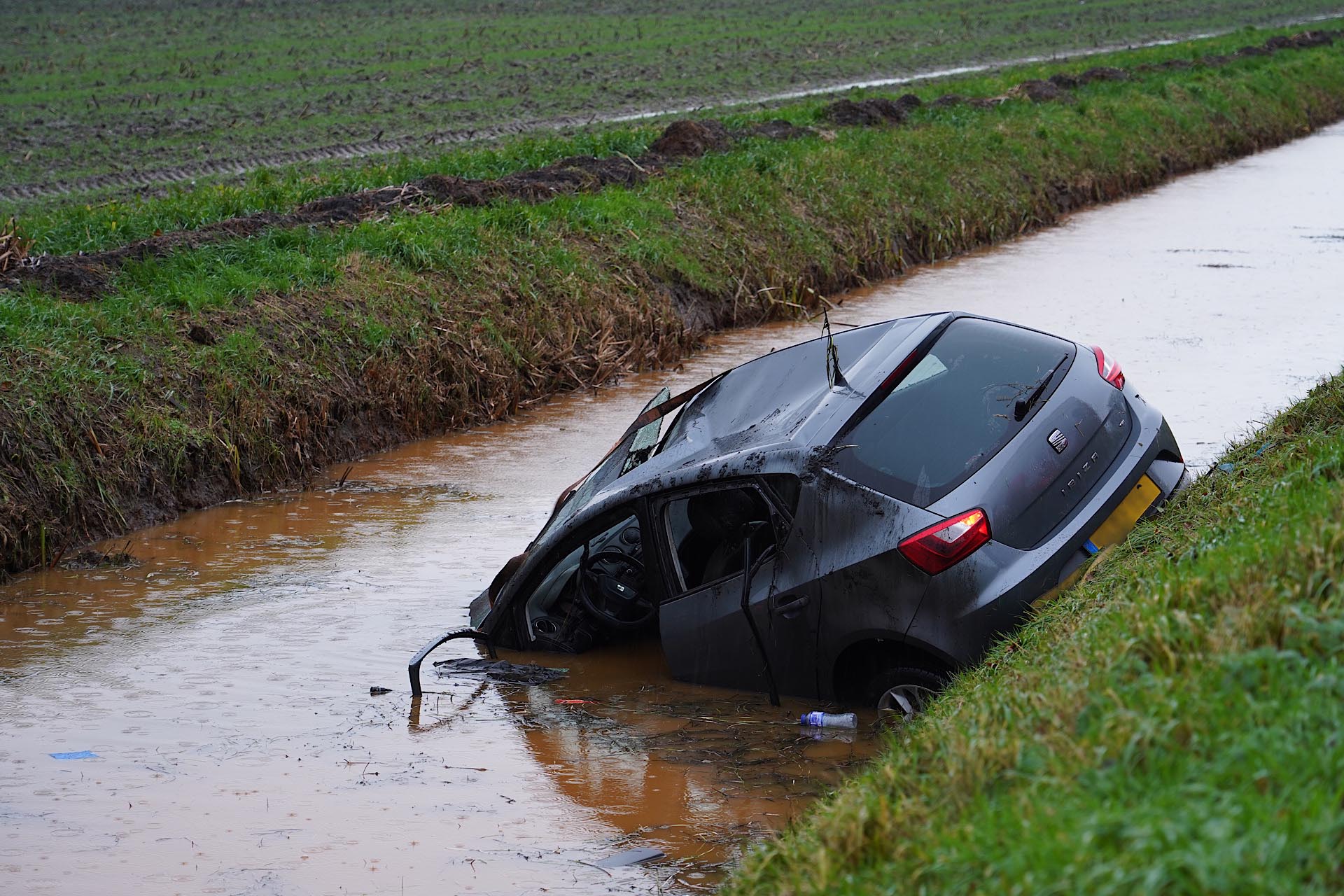 Automobilist belandt in het water en raakt zwaargewond, bestuurder gereanimeerd