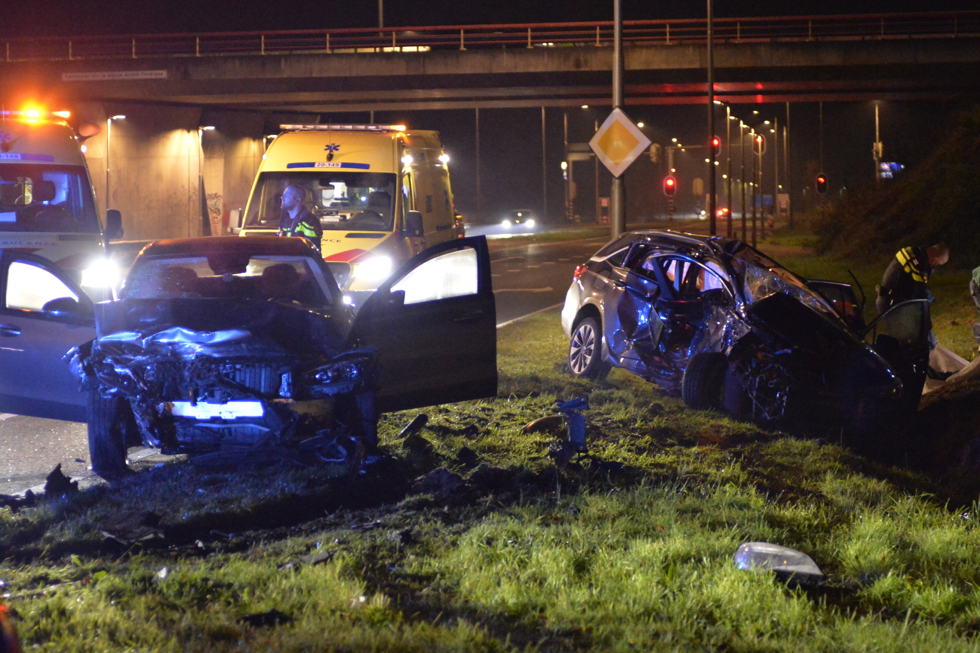 Bestuurder raakt zwaargewond bij ernstige botsing tussen twee auto’s