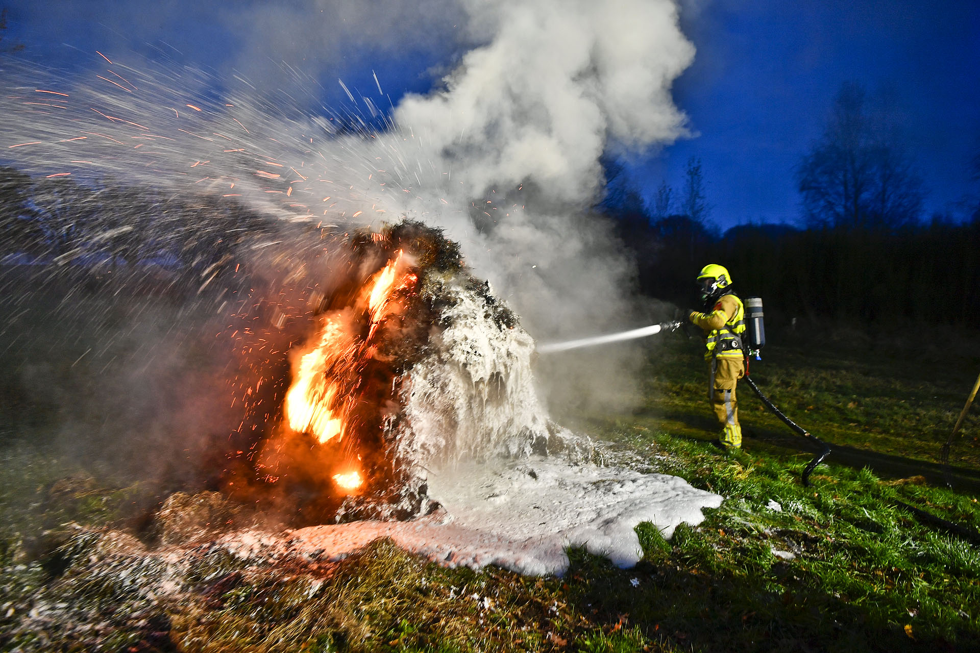 Hooibaal in brand, mogelijk brandstichting