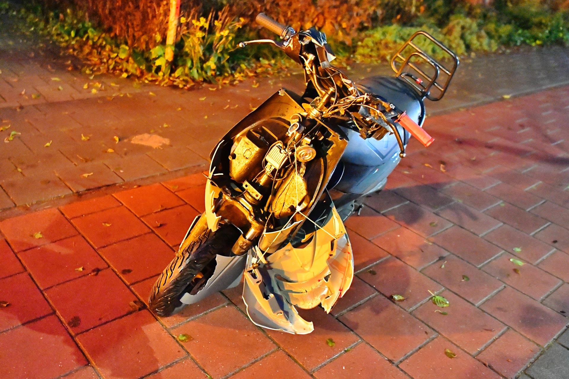 Scooter en auto knallen op elkaar, man naar ziekenhuis