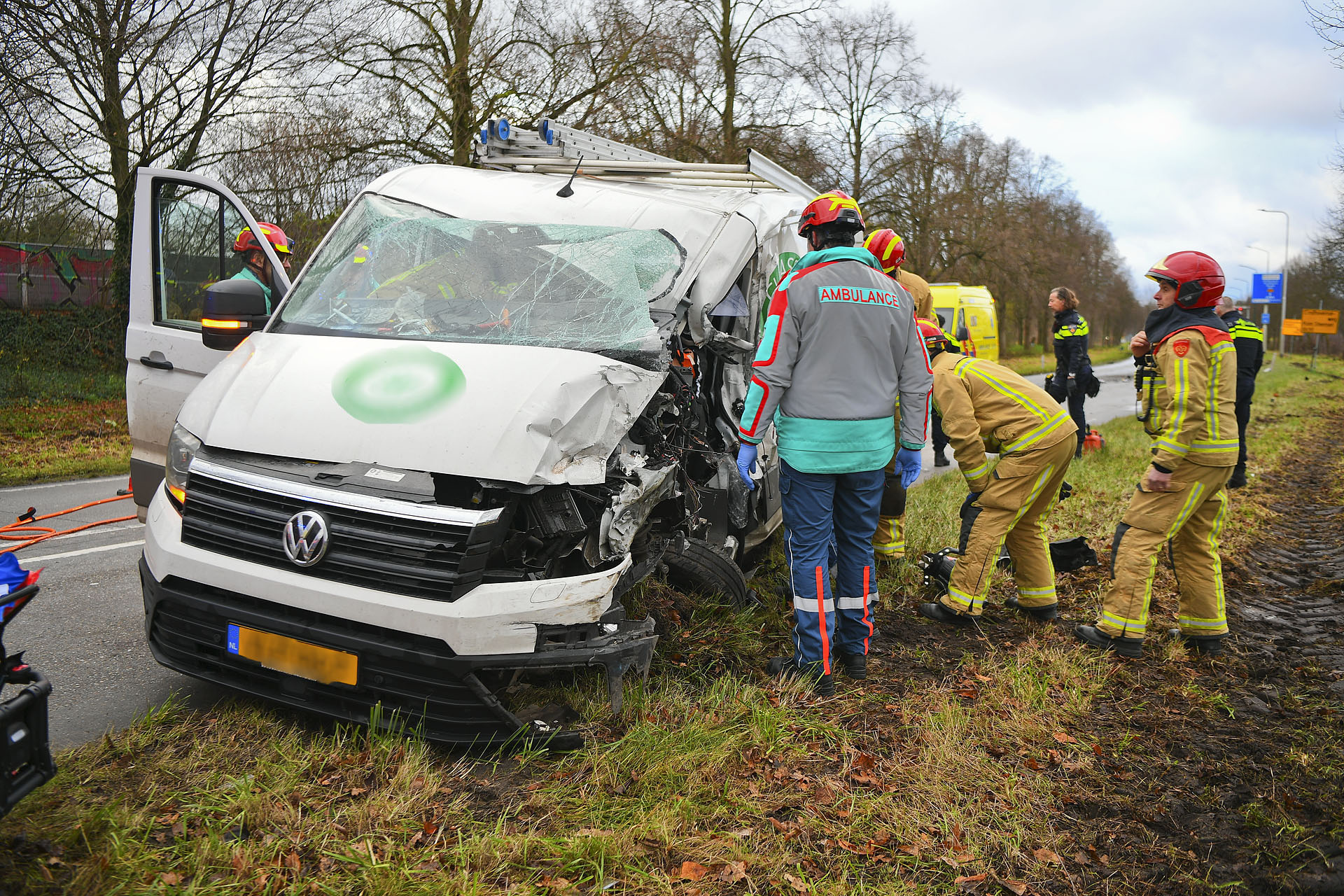 Weg dicht na ernstig ongeval, bestuurder busje bekneld