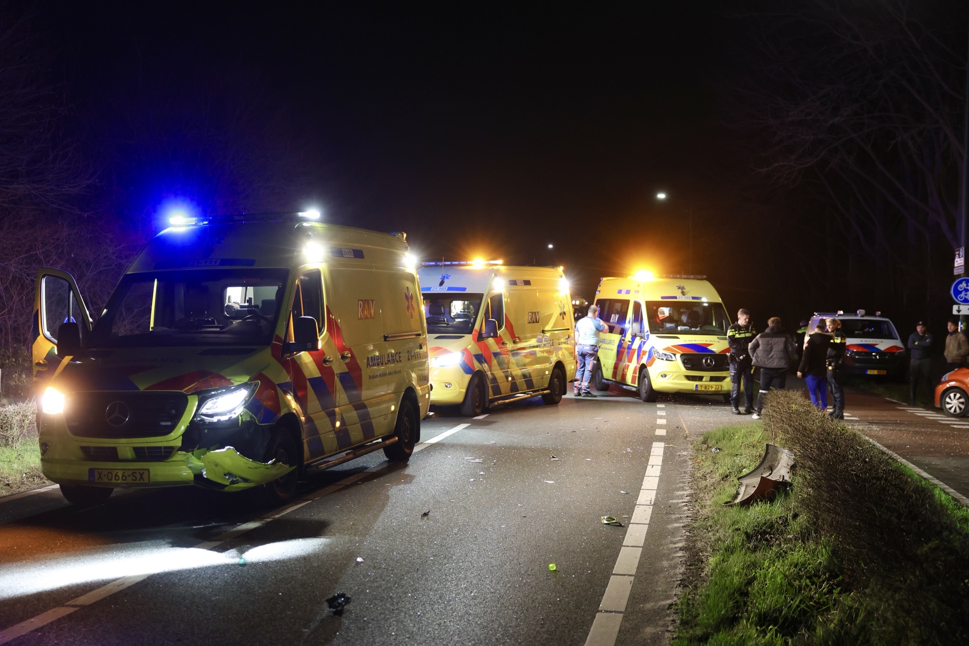 Ambulance botst tijdens spoedrit op afslaande auto