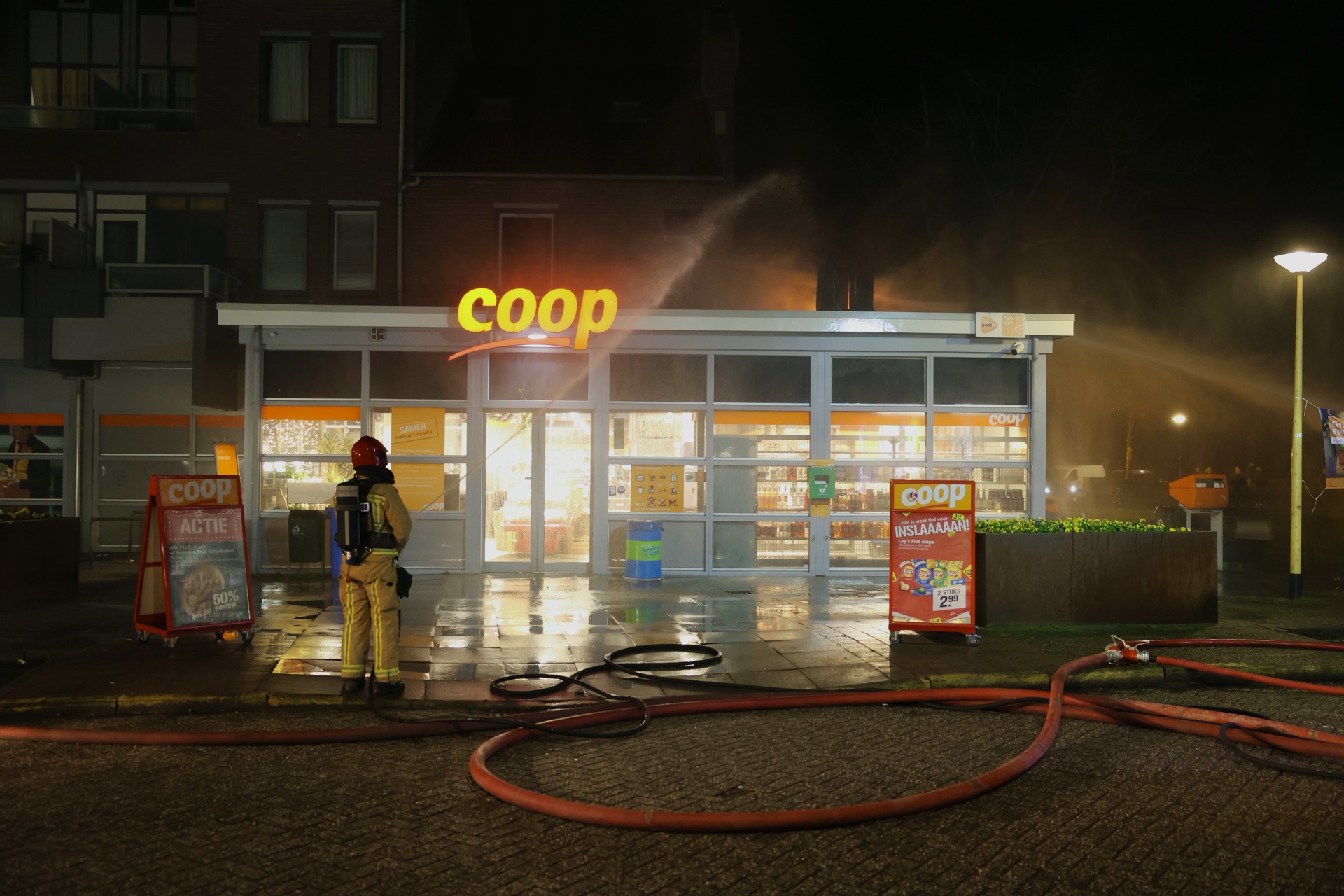 Brand op dak van supermarkt: Ontploffingsgevaar door gasflessen op het dak