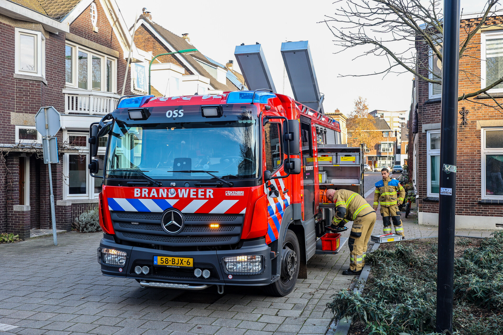 Brandweer bevrijd kat die vast zat tussen muren