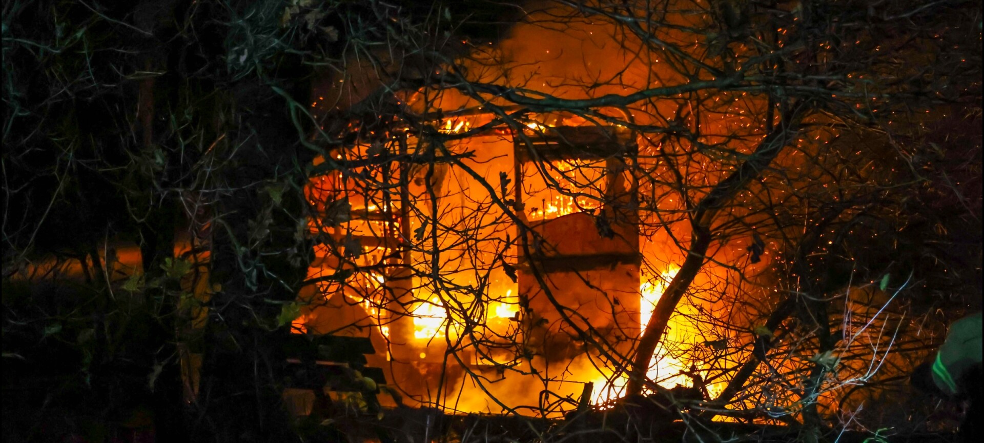 Voorbijganger slaat alarm: bouwkeet gaat volledig in vlammen op