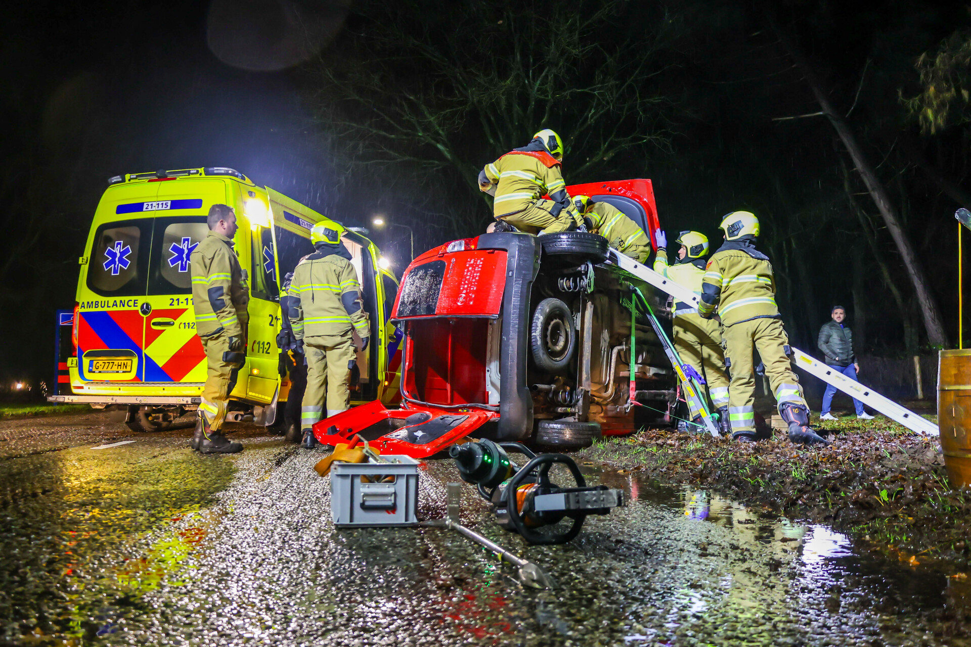 Auto op z’n kant na ongeval, bestuurder onder invloed