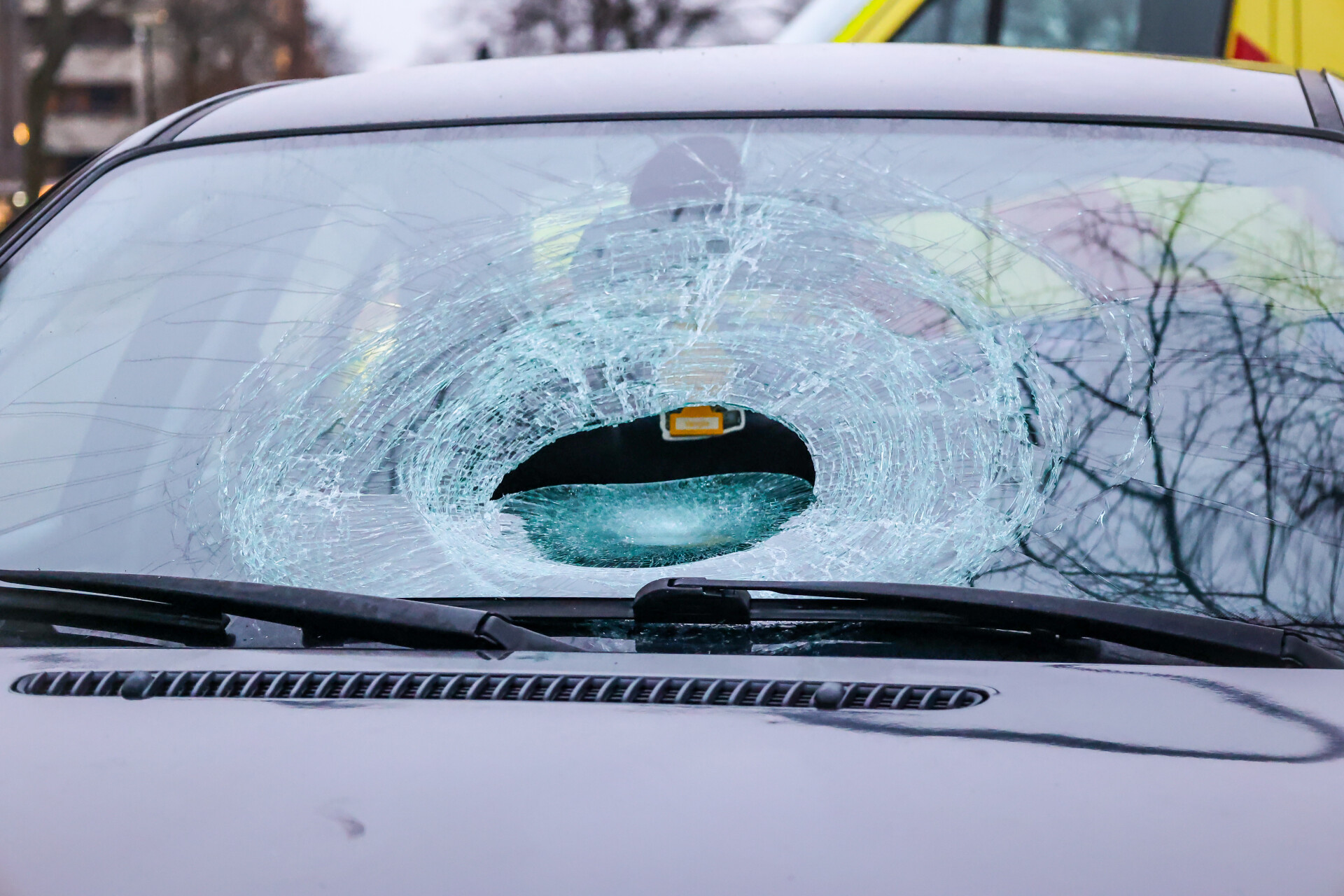 Jonge fietser dwars door voorruit na aanrijding met auto