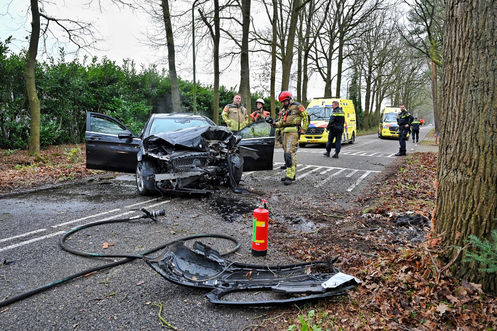 Vrouw zwaargewond na botsing met boom