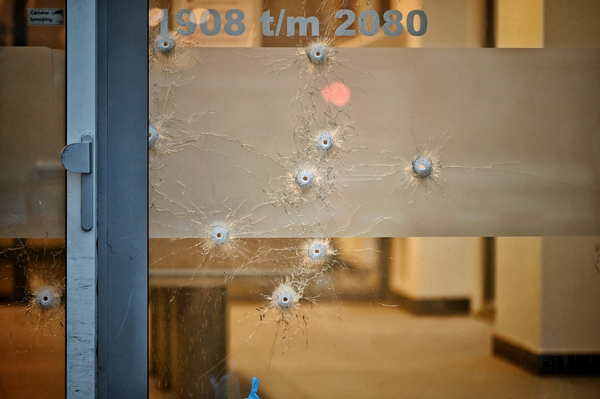 Tientallen keren geschoten op ingang appartementencomplex