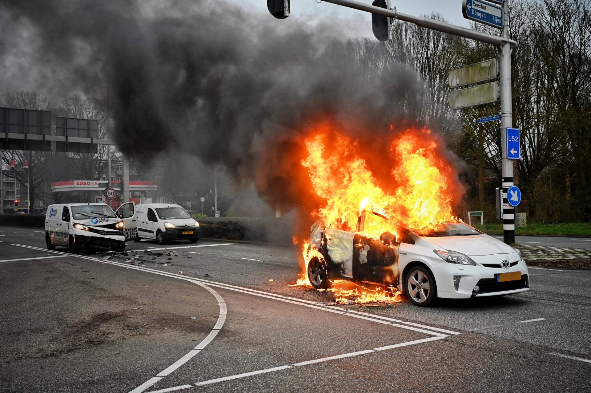 Stilstaande auto vliegt in brand nadat busje achterop rijdt