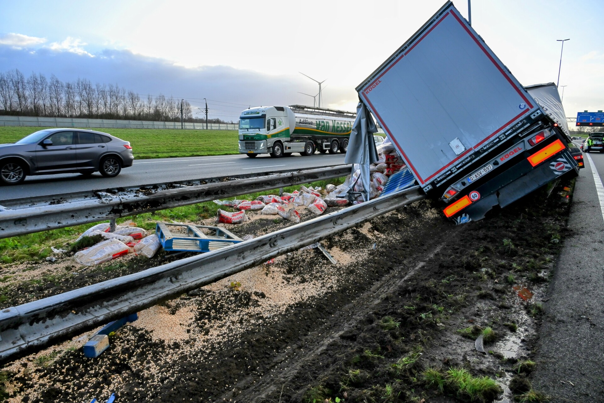 Vrachtwagen verliest lading houtkachelkorrels, deel van snelweg afgesloten