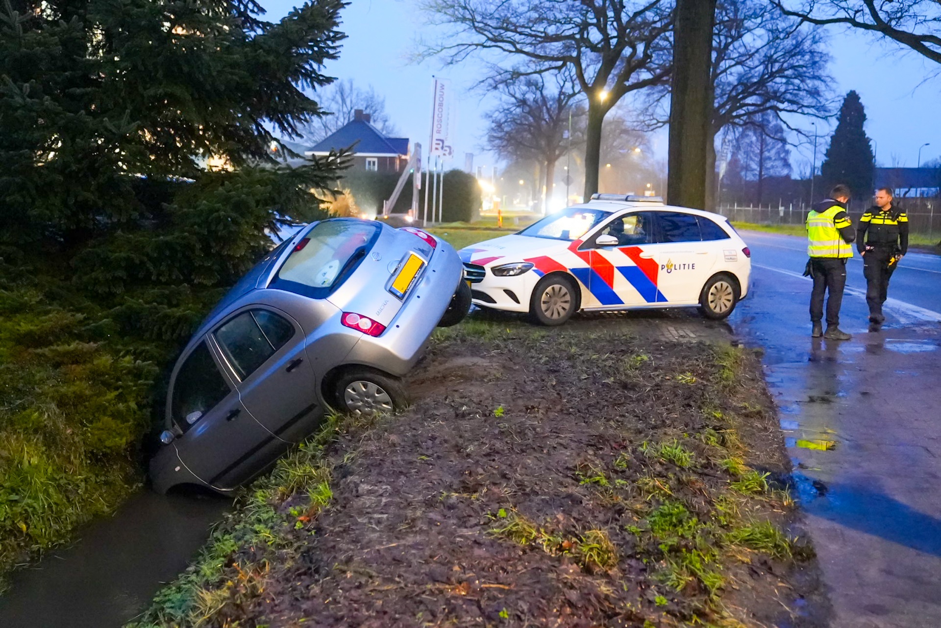 Auto belandt in sloot, hulpdiensten groots uitgerukt