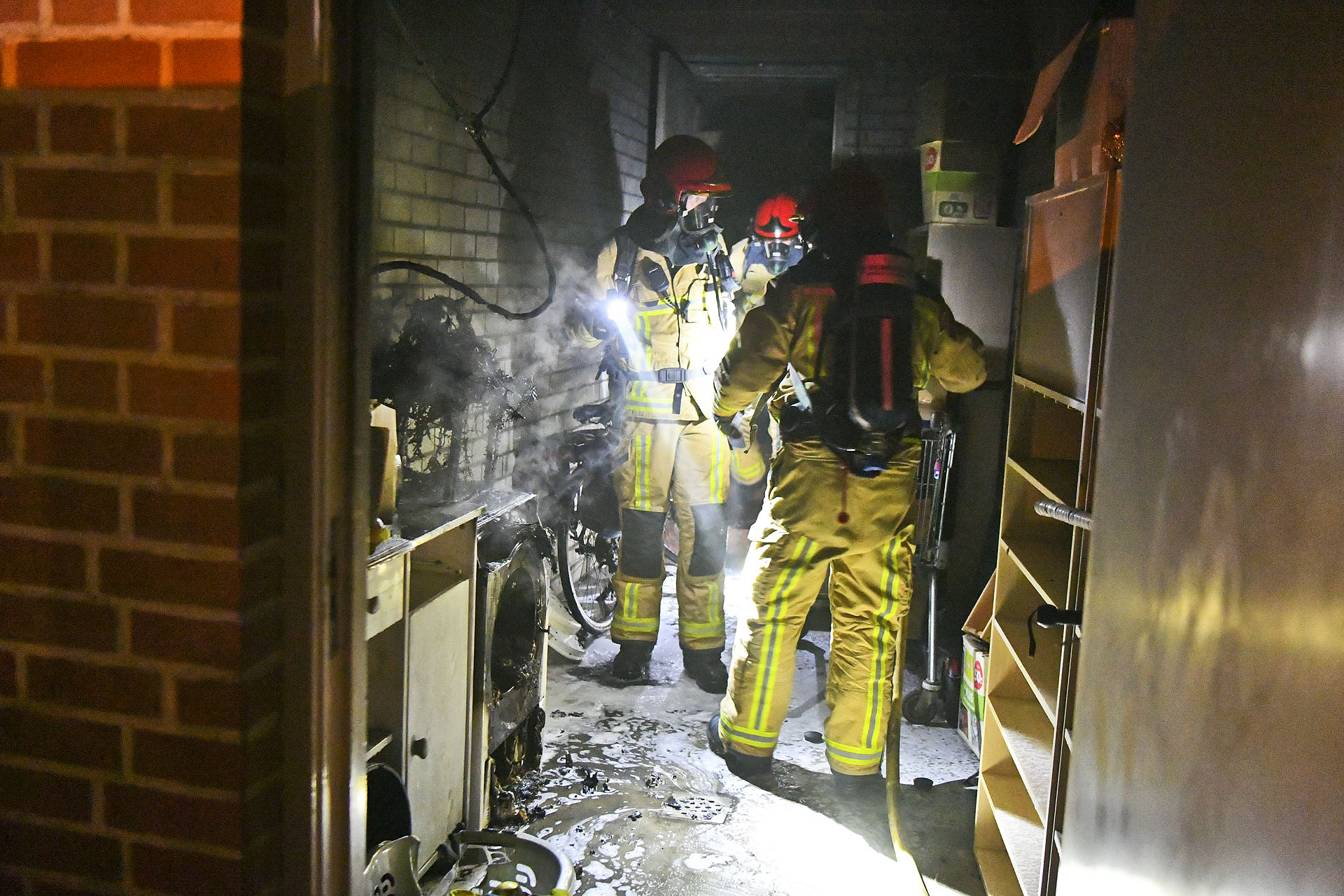 Wasdroger vat vlam, buren gaan vuur te lijf met brandblussers