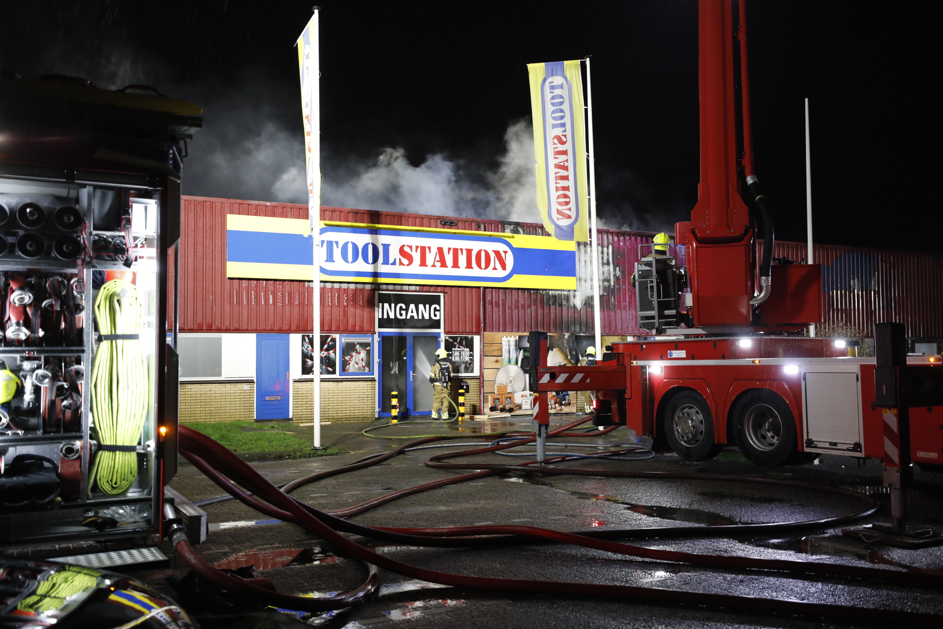 Grote brand verwoest kantoor en magazijn van bouwmarkt