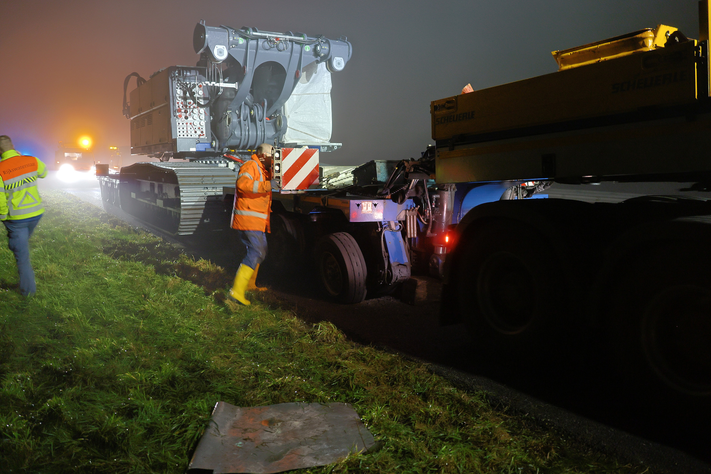 Vrachtwagentrailer vat vlam na klapband