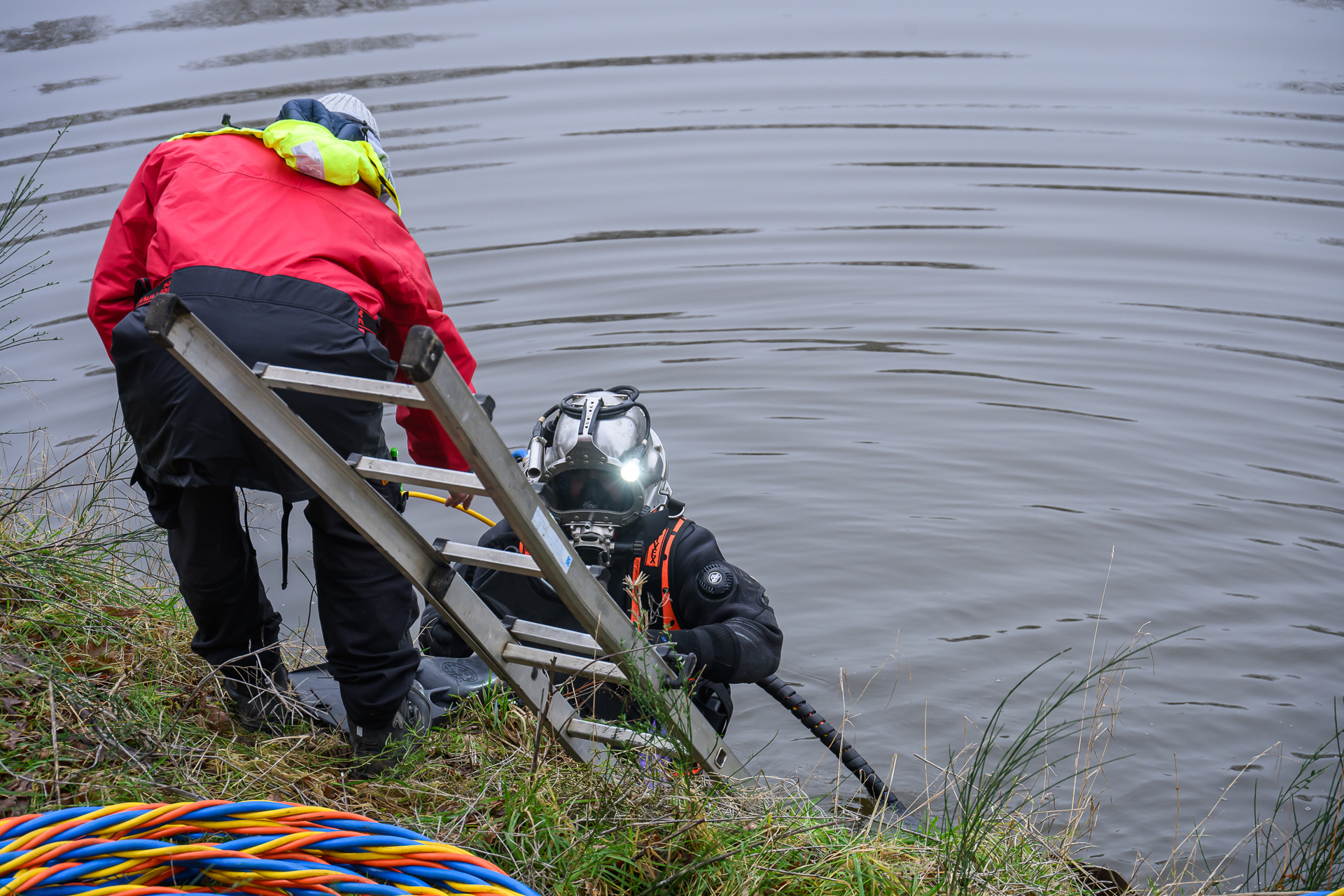 Duiker onder water vast tijdens zoektocht naar auto