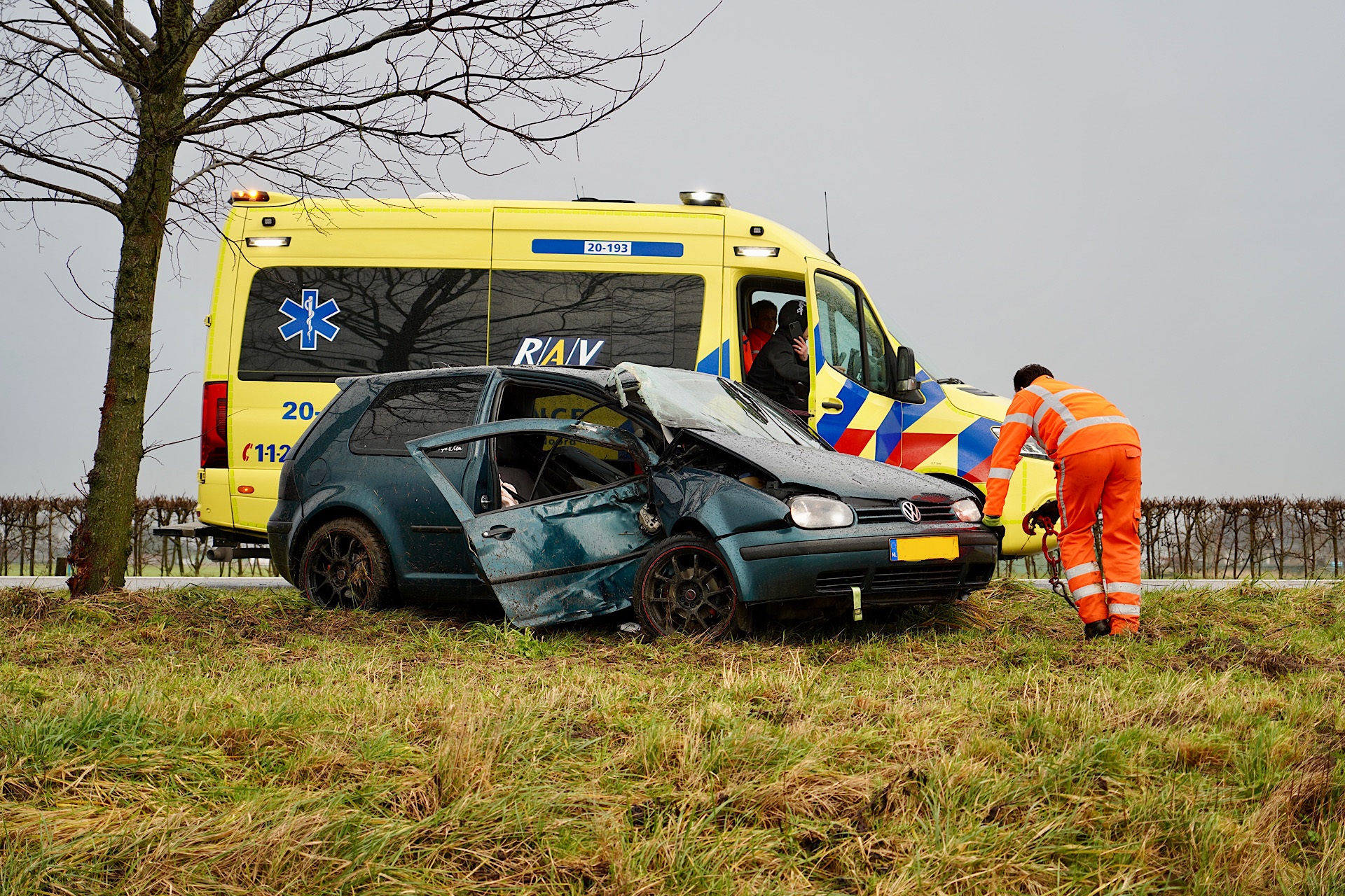 Auto botst tegen boom, inzittende gewond